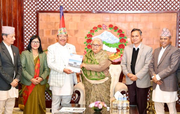 निर्वाचन आयोगले गर्यो प्रधानमन्त्री कार्कीसमक्ष निर्वाचन प्रतिवेदन पेस