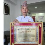 वरिष्ठ सेफ थापा मगरलाई फादर अफ सेफ्सको उपाधिबाट सम्मानित