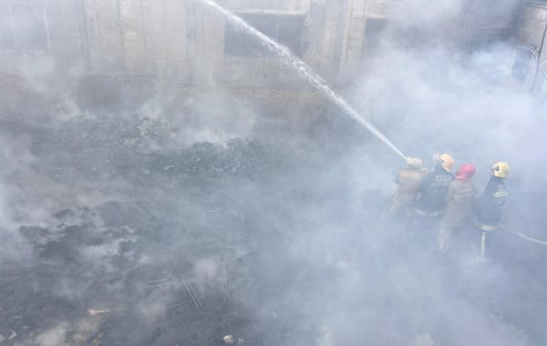 सिनामंगलको काठ गोदाममा आगलागी