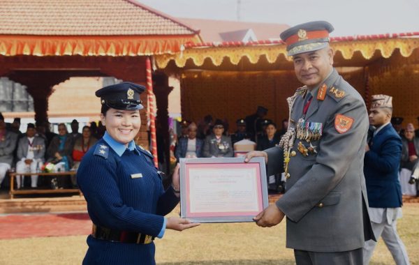 नेपाल प्रहरीको पहिलो महिला सगरमाथा आरोही कुन्जाङ शेर्पालाई सशस्त्र आईजीको विशेष सम्मान