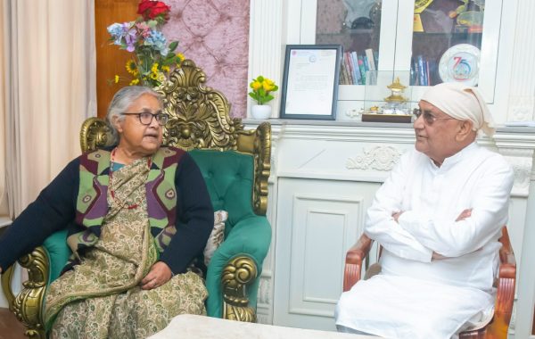 प्रधानमन्त्री सुशीला कार्कीले पितृशोकमा रहेका केपी शर्मा ओलीलाई भेटिन्