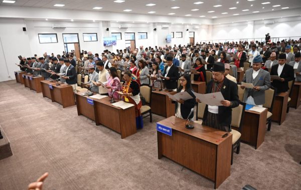 नवनिर्वाचित सांसदहरूले लिए शपथ