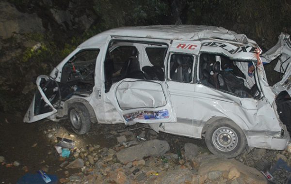 गोरखाको बनौतीमा माइक्रो बस दुर्घटना : मृतक र घाइतेको पहिचान खुल्यो