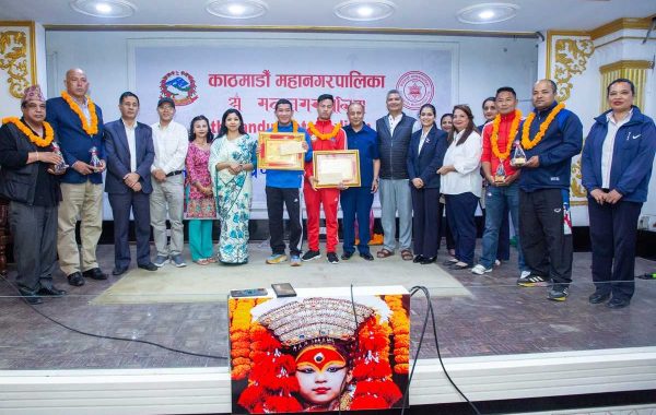 पदक विजेता खेलाडीहरुलाई नगदसहित काठमाडौँ महानगरपालिकाबाट सम्मान
