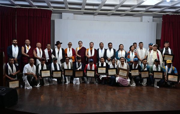 चुमनुब्री गाउँपालिकाद्वारा मनास्लु हिमाल आरोहीहरू सम्मानित