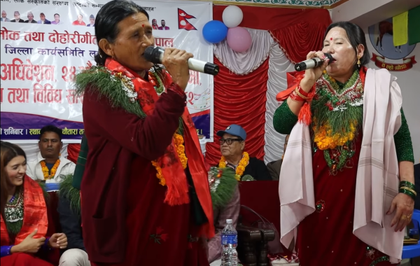 अग्रज लोकगायिका माया र उमा गुरुङको गीतको लय चोरी भएको आरोप, प्रतिष्ठानमा न्यायको माग