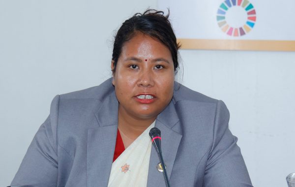 प्राङ्गारिक मलको प्रयोग बढाउन कृषिमन्त्री किसानको खेतमै