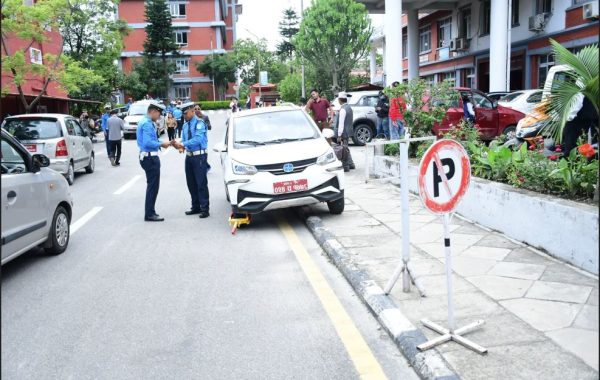 सिंहदरबारमा जथाभावी पार्किङविरुद्ध ट्राफिक प्रहरीको एक्सन, नियमविपरीत सवारीमा ह्विल लक