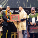 टप दरबार रोधी क्लबका सञ्चालक अशोक गिरीलाई ‘उत्कृष्ट दोहोरी साँझ व्यवसायी सम्मान’
