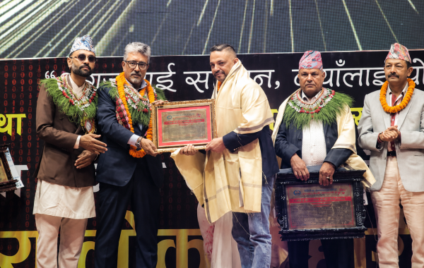 टप दरबार रोधी क्लबका सञ्चालक अशोक गिरीलाई ‘उत्कृष्ट दोहोरी साँझ व्यवसायी सम्मान’