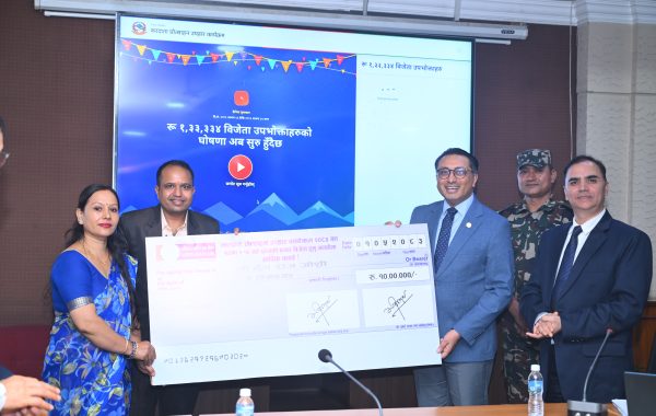 करदाता प्रोत्साहन पुरस्कार : १० लाखका बम्पर विजेता जोशीलाई अर्थमन्त्री वाग्लेद्वारा पुरस्कार हस्तान्तरण