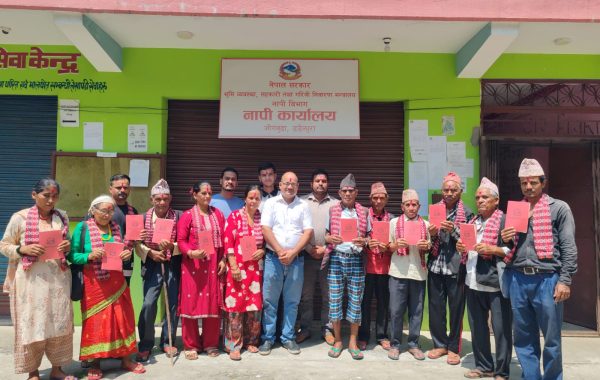नाप नक्सा पूरा भएको ३८ वर्षपछि पाए डडेलधुराका १२ परिवारले पाए पुर्जा
