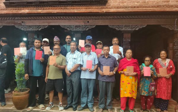 नापजाँच सकिएको चार वर्षपछि भक्तपुरका ४२१ परिवारले पाए लालपुर्जा