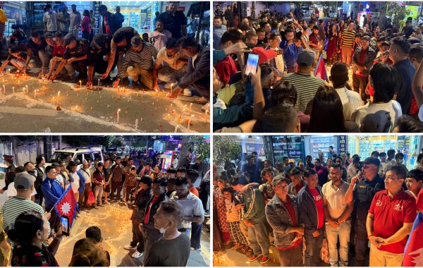 भोटेकोशी बाढीमा ज्यान गुमाएकाहरूको सम्झनामा राष्ट्रिय लोकदोहोरी व्यवसायी संघद्वारा बसपार्कमा दीप प्रज्वलन