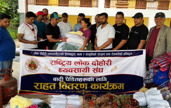 भोटेकोशी बाढीपीडितलाई लोकदोहोरी व्यवसायी संघको राहत, सिरक–डसनादेखि चुलोसम्म सहयोग